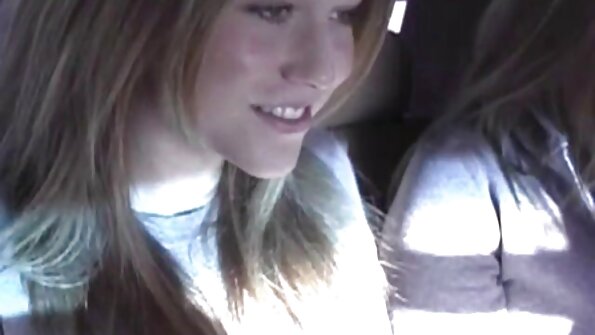 Uma garota que melhor video porno da internet adora anal está sendo abalroada por dois caras grandes com força
