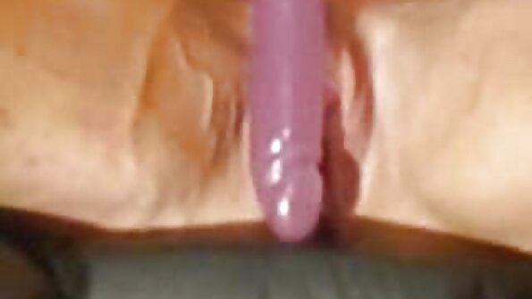 Uma bimbo com peitos enormes está ver os melhores porno tendo sua buceta massageada bem