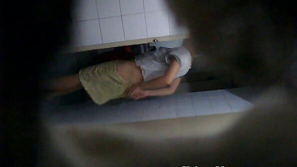 Uma vadia que adora pau os melhores videos sexo fica em cima do enteado, montando no pau