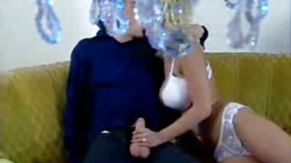 Uma loira está com o namorado ansioso, fudendo forte melhor vídeo pornô caseiro no sofá