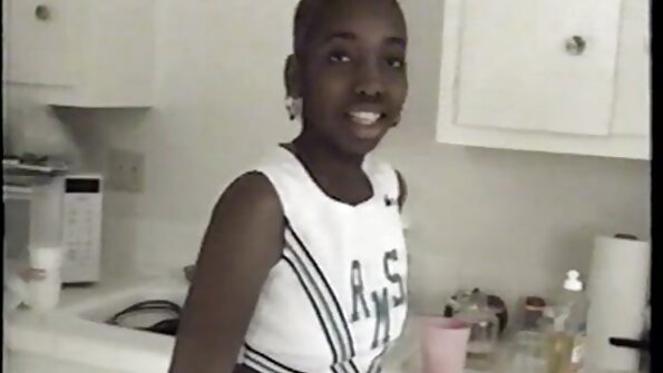 Uma morena com uma bunda sexy está segurando os quadris na mesa melhor video porno de todos os tempos