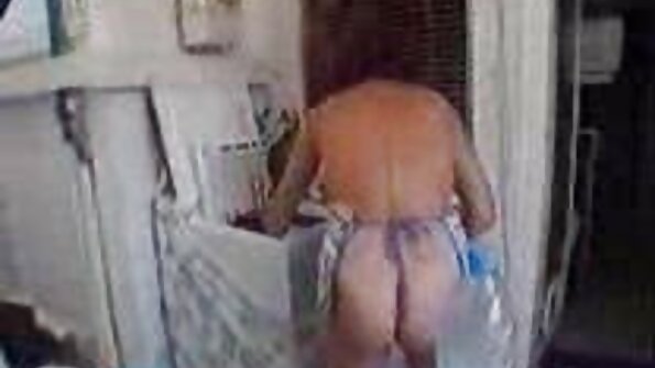 Adorável putinha amadora ávida quero os melhores vídeos pornô por um pouco de diversão quente no banheiro