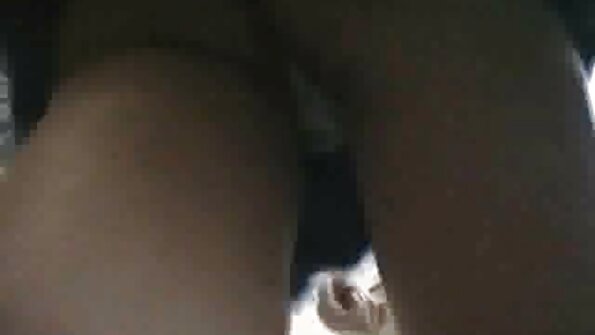 Uma gostosa o melhor do video porno de peitos grandes está tendo sua bucetinha penetrada pelo cara