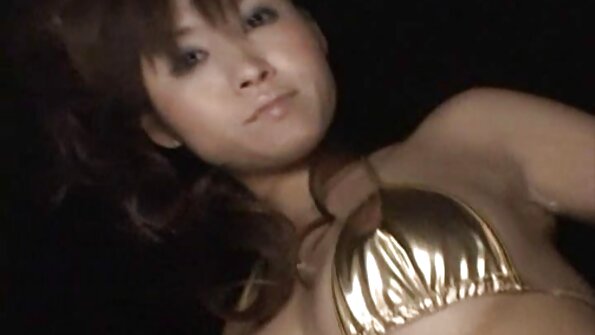Uma vagabunda gostosa que filme pornô dos melhores adora levar no cu está fazendo um trabalho anal