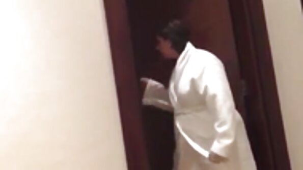 Uma vagabunda que adora um grande galo melhor porno pra bater punheta negro está sendo penetrada profundamente