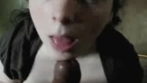 Uma loira que adora os melhores vídeos de pornô 2020 pau está em trio, fazendo sexo anal