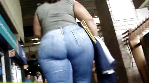 Uma loira com um corpo sexy e seios bonitos está fazendo um os melhores pornos de 2020 boquete gostoso