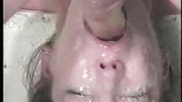 Uma garota sexy que adora os melhore videos porno provar um pau está fazendo um tratamento facial