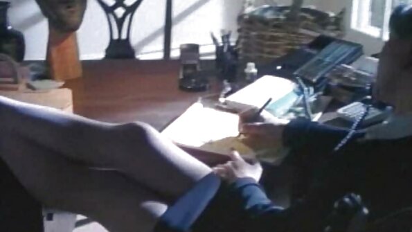Uma adolescente enfia um vibrador dentro de sua boceta molhada e os melhores videos das panteras sensível