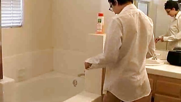 Bebê com vídeo pornô caseiro os melhores meias e guia ao redor do pescoço é pregado pelo mestre
